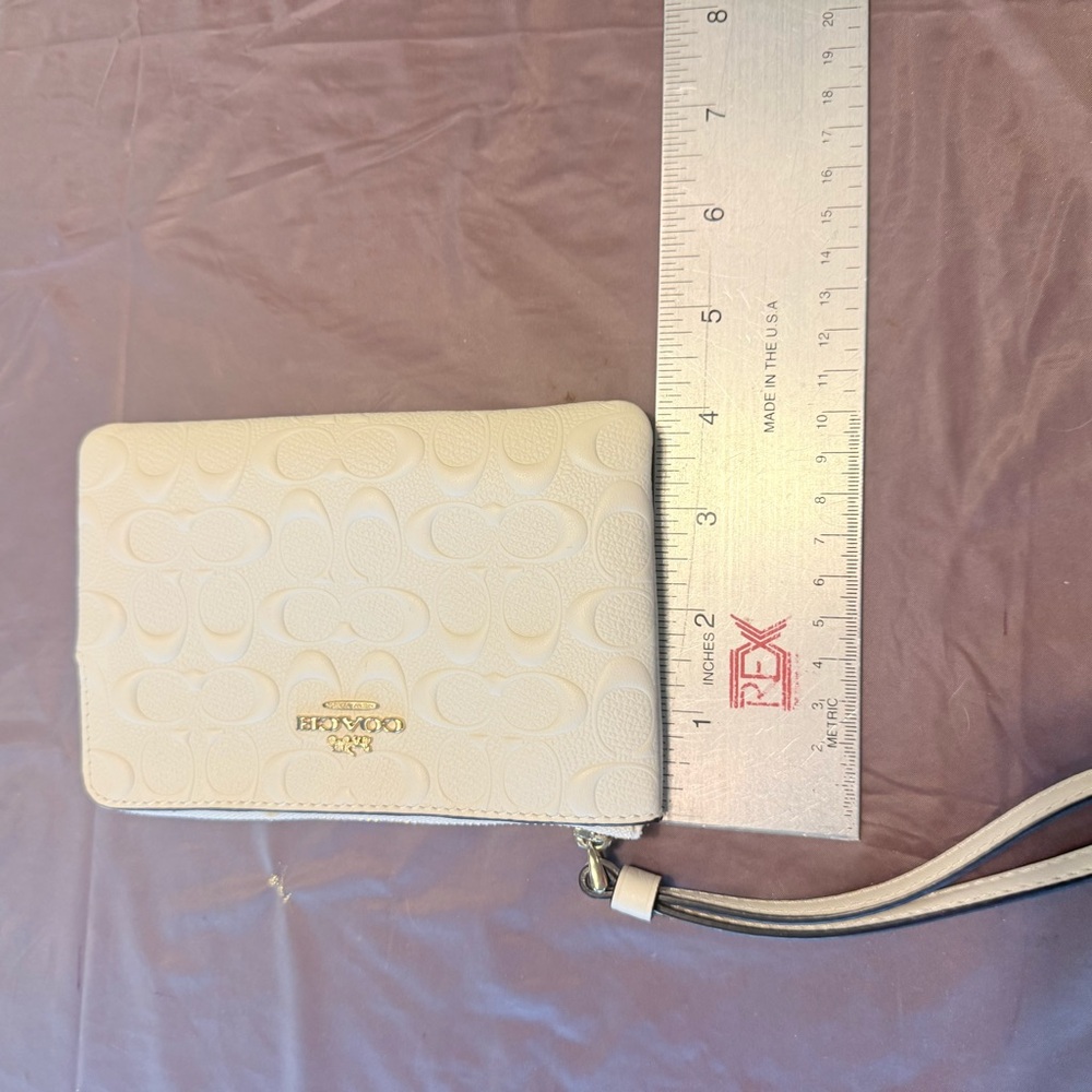 NIB Coach White Leather Embossed Signature Wristlet Clutch with Strap - Picture 8 of 9
